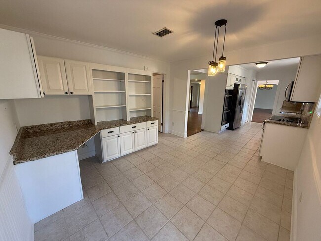 Building Photo - 905 Poinciana Dr