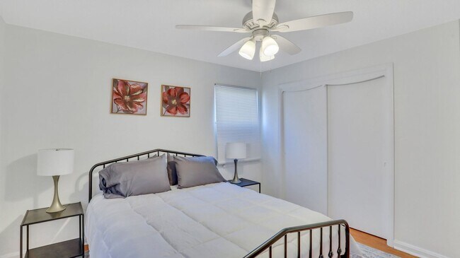 Building Photo - Beautifully renovated Move-in Ready 2bed 1...