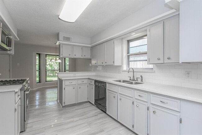 Building Photo - Beautifully renovated 4 bedroom home in a great subdivision