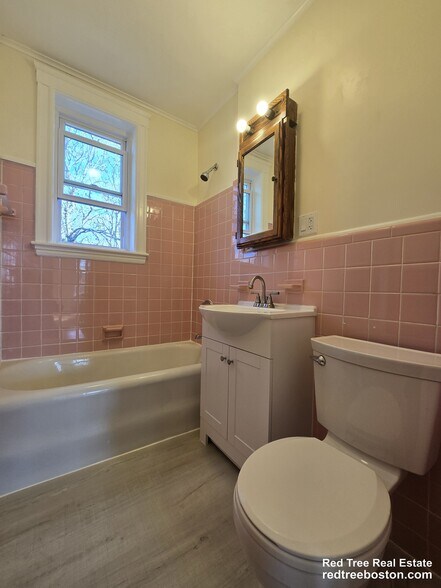 Building Photo - 183 Kent St