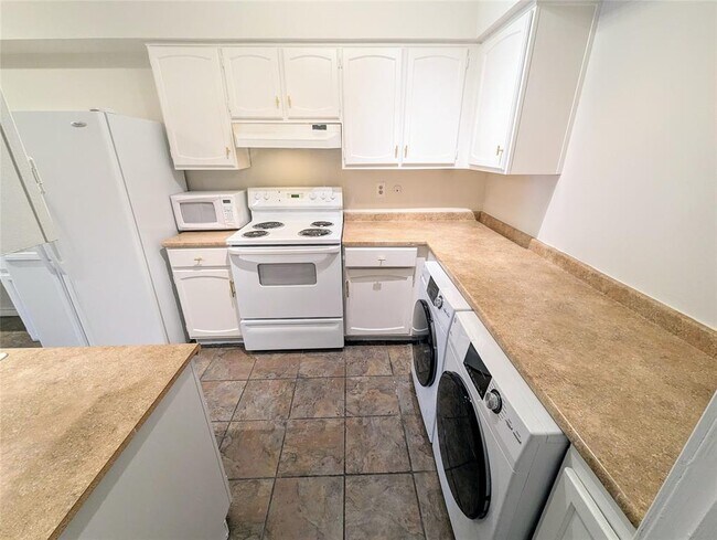 Building Photo - 355 N Post Oak Ln