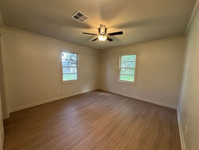 Building Photo - 616 E 11th St