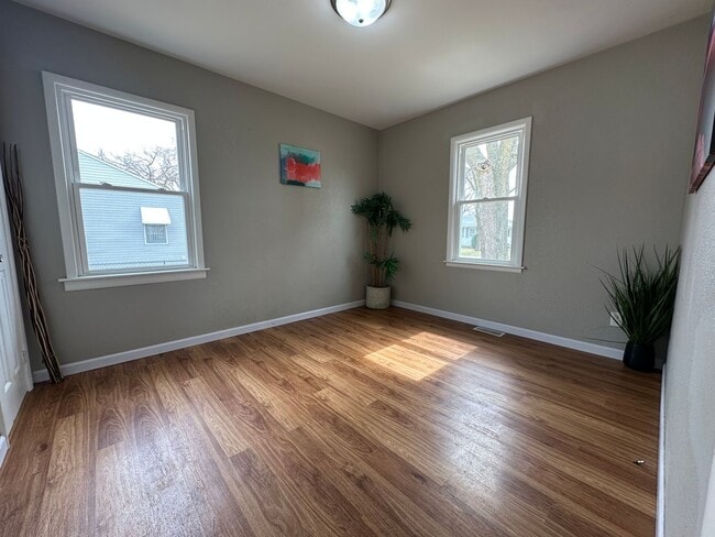 Building Photo - 3 bed, 1 1/2 bath Home for rent in Elk Run Heights