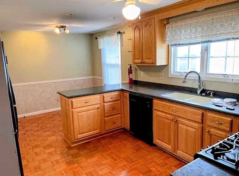 Building Photo - 127 Fairgreen Dr