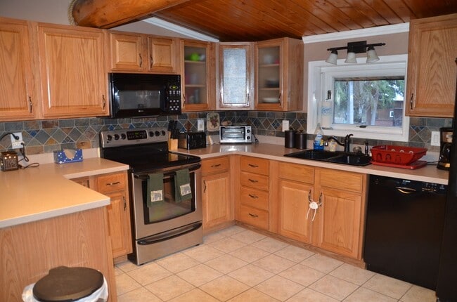 Building Photo - Beautiful 3 Bed 2 Bath Log Home with Large...