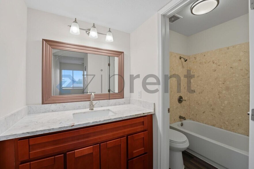 Building Photo - Unit 500