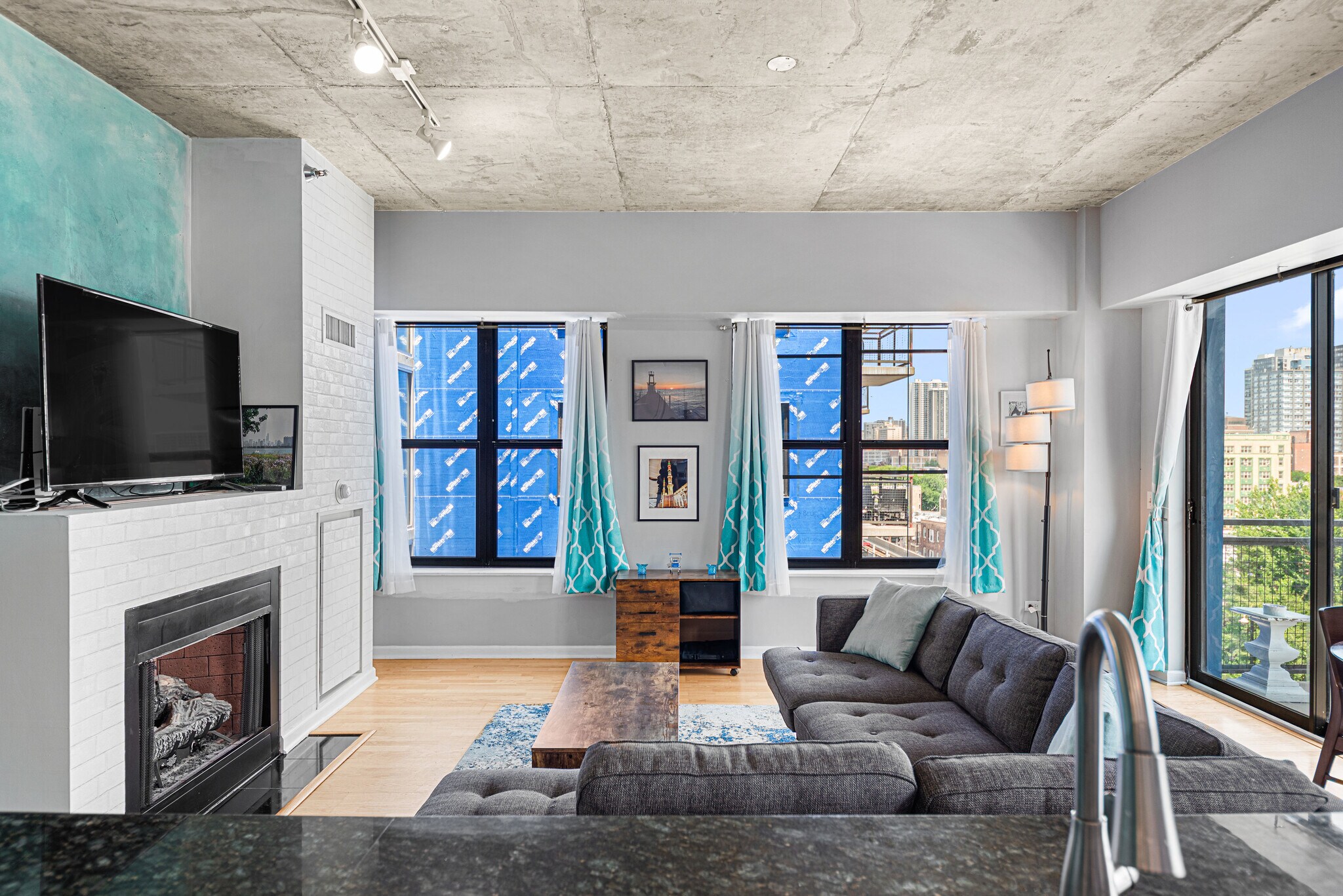 living - 1122 W Catalpa Ave