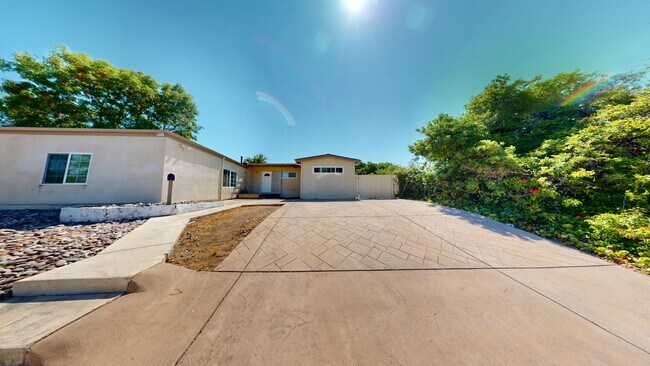 Primary Photo - 5311 Saxon St