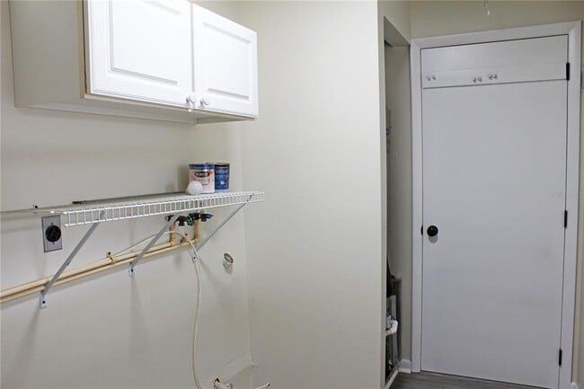Building Photo - 608 Lark Dr