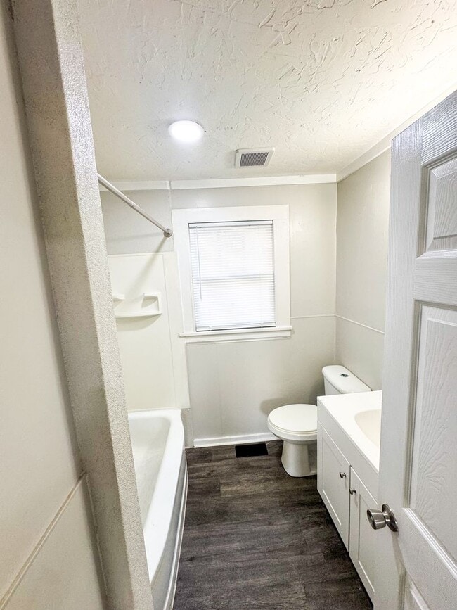 Building Photo - ? Charming 2 Bedroom Home with Garage & Backyard ?