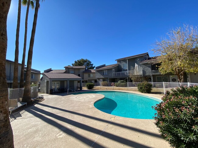 Building Photo - 3 Bedroom 2.5 Townhouse with Brand New Kit...
