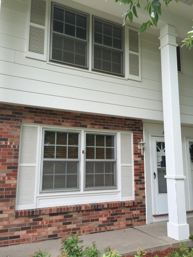 Building Photo - Gorgeous 2 Bedroom, 1.25 Bath Townhouse near UIHC