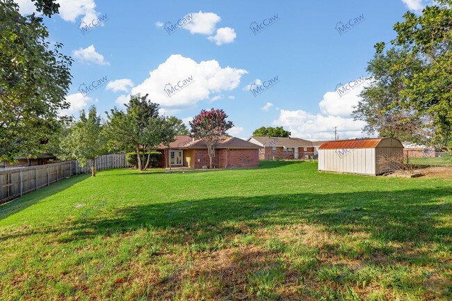 Building Photo - Move-In Special! Lovely 3/2/2 in Granbury!