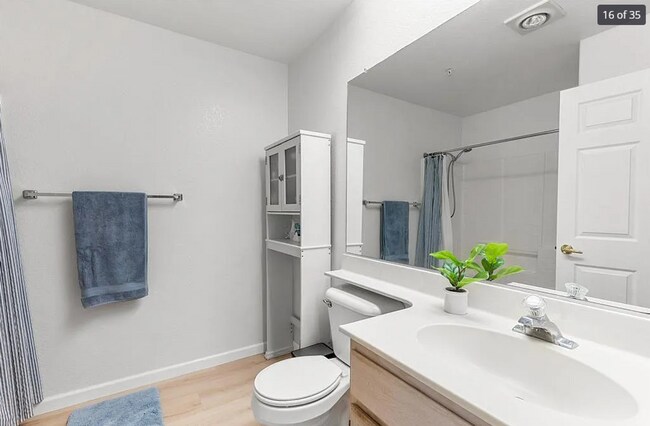 Building Photo - 2 Bedroom 2 Bath Condo in Gated Community ...