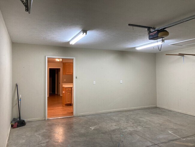 Building Photo - LOCATION LOCATION Location!  Close to Baptist Health Hospital, Shopping, & More