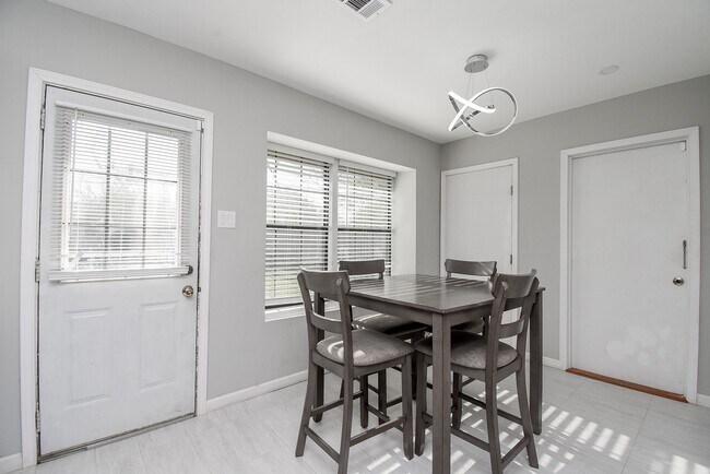 Building Photo - 6817 Hendon Ln