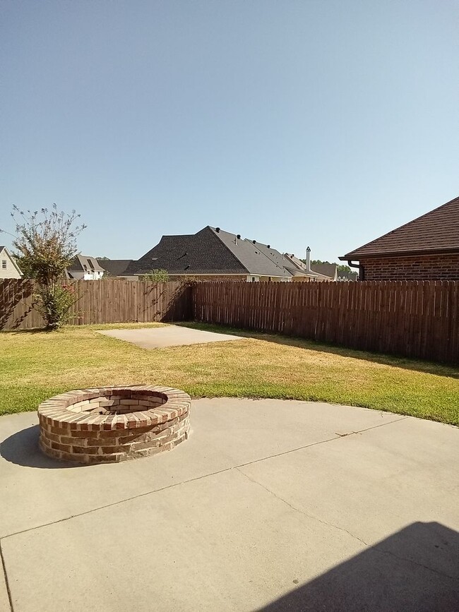 Building Photo - Benton Beauty