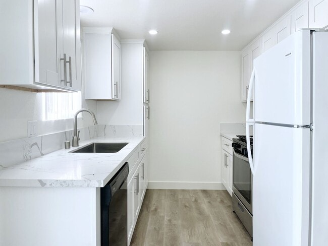 Building Photo - Fully Remodeled Fire Mtn. Townhome w/ Garage!