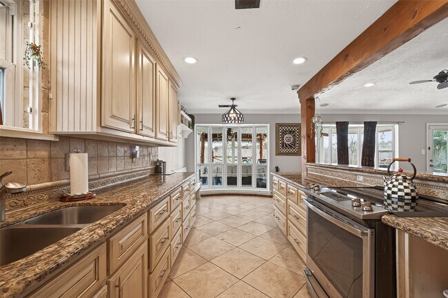 Building Photo - 805 Camelot Ln