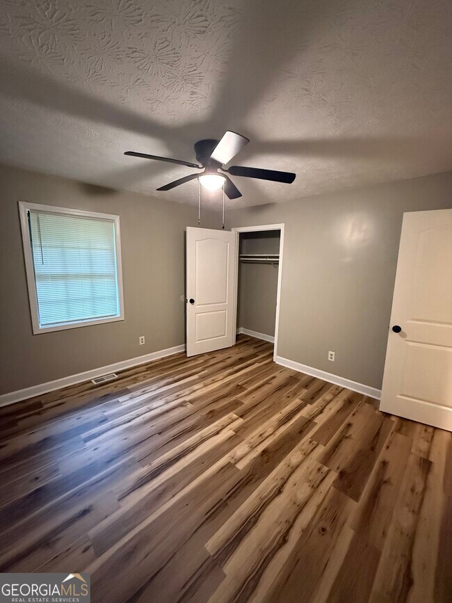 Building Photo - 6379 Skyline Dr