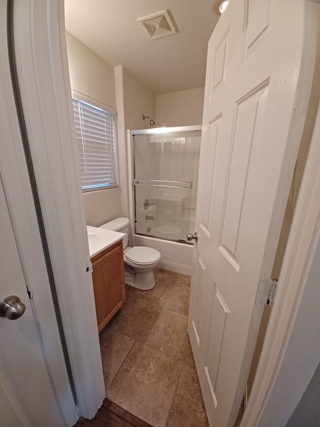 Building Photo - Spacious Tri-Level Home with 4 Bedrooms & ...