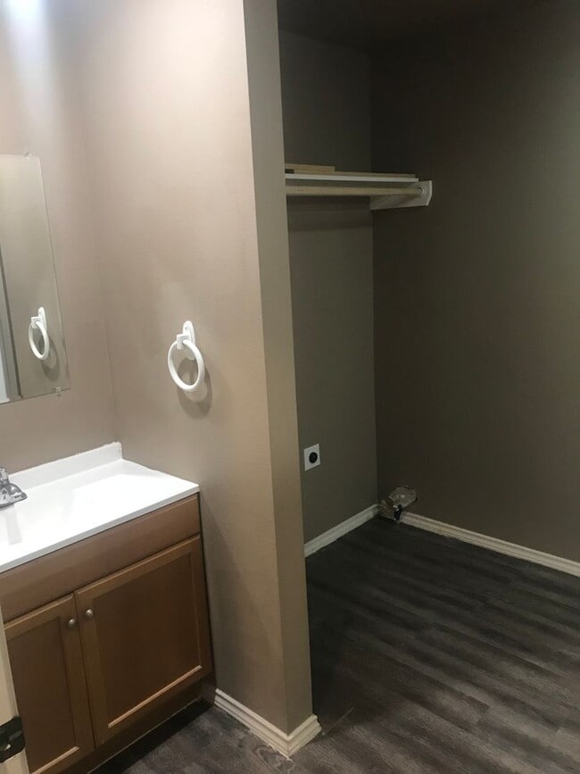 Building Photo - 526 46th St