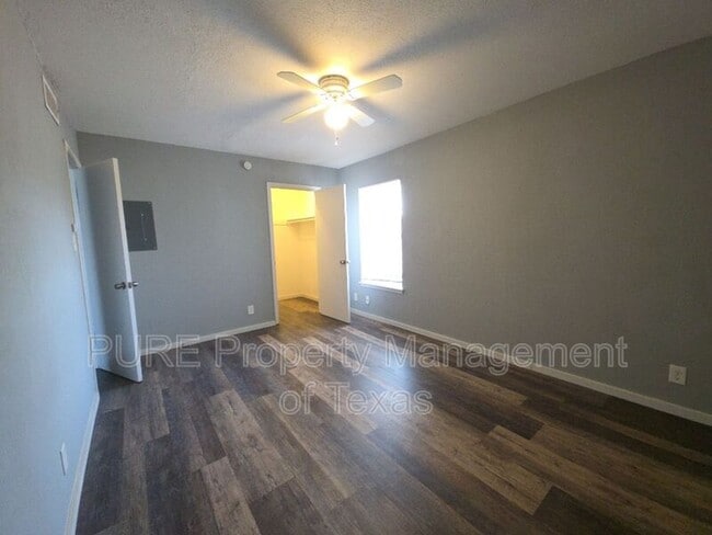 Building Photo - 5808 Wellington Dr