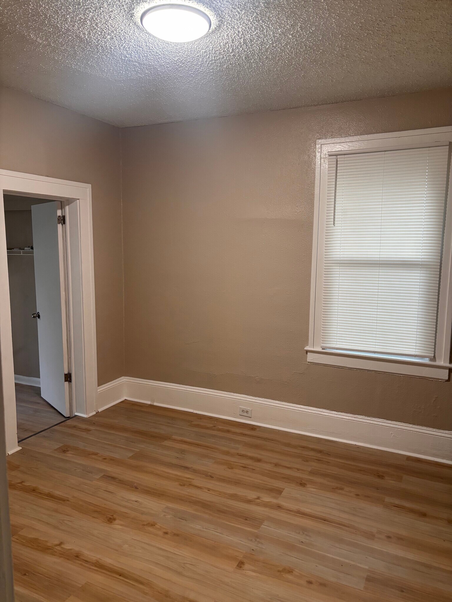 Master Bedroom - 617 Ivy St