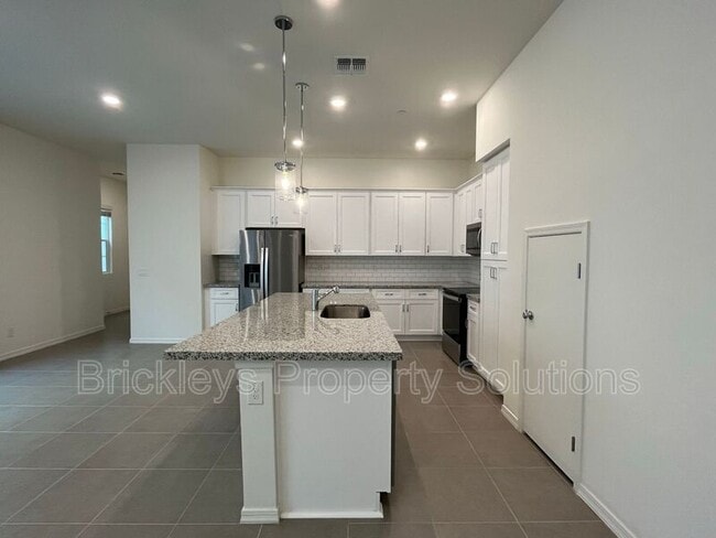 Building Photo - 265 E Balsam Dr