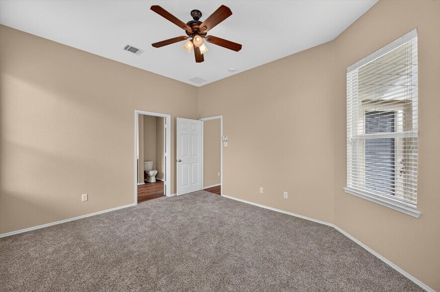 Building Photo - 2510 Sedona St