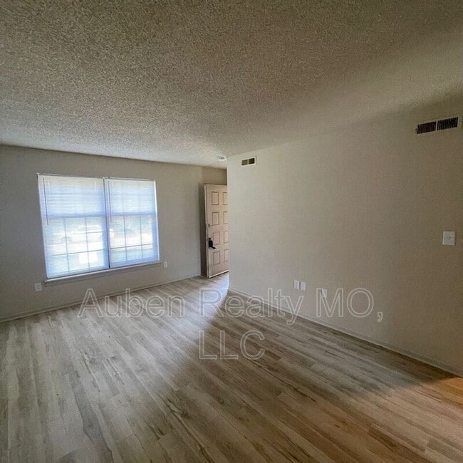 Building Photo - 3306 NW Mill Dr