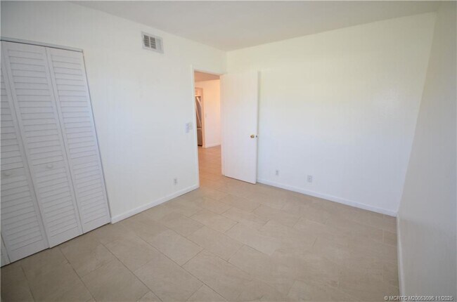 Building Photo - 1566 SE Royal Green Cir