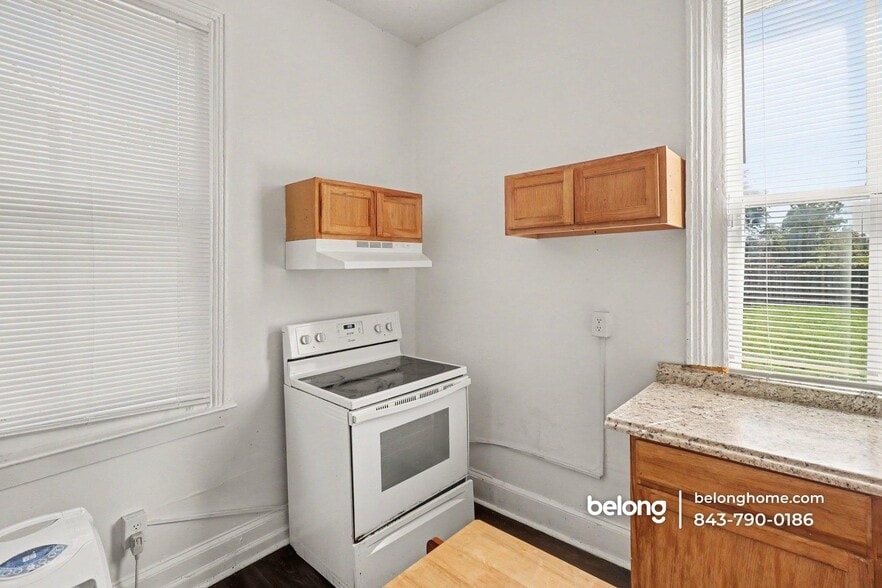Building Photo - 914 Beman St