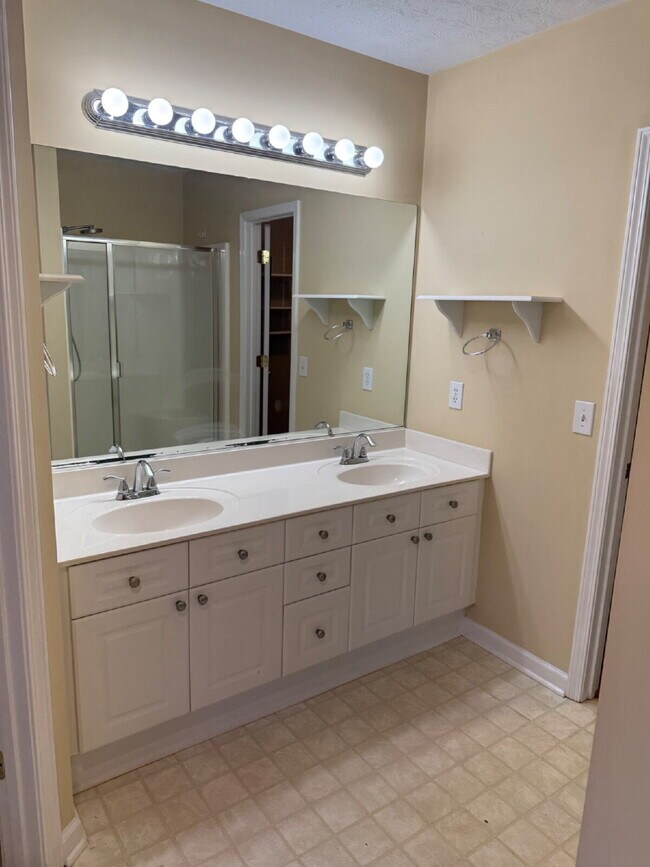 Building Photo - 4 bed/3bth with over 2000 sq ft. In beautiful Hendersonville!!!