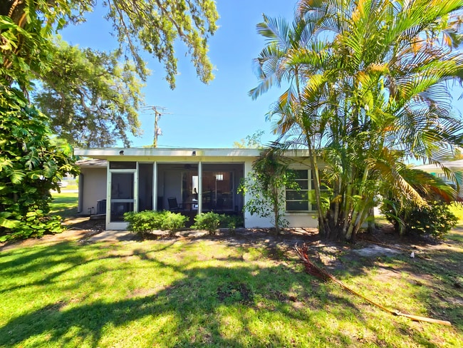 Building Photo - Charming 2 Bed/ 2 Bath Home w/ Garage in Sarasota