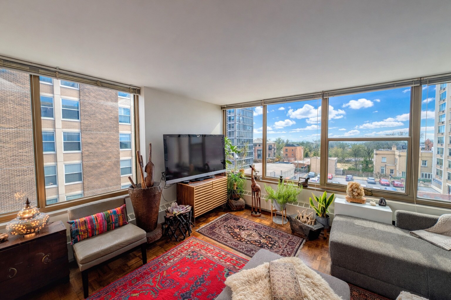 Building Photo - 360 W Wellington Ave