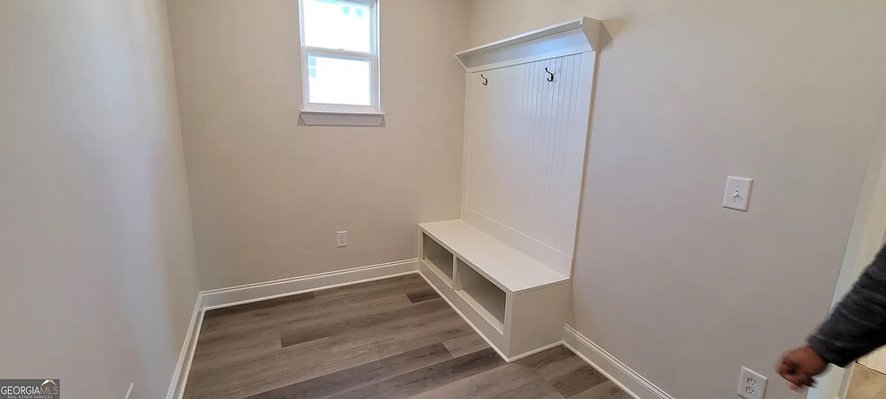 Building Photo - Room in House on Benjamin Dr