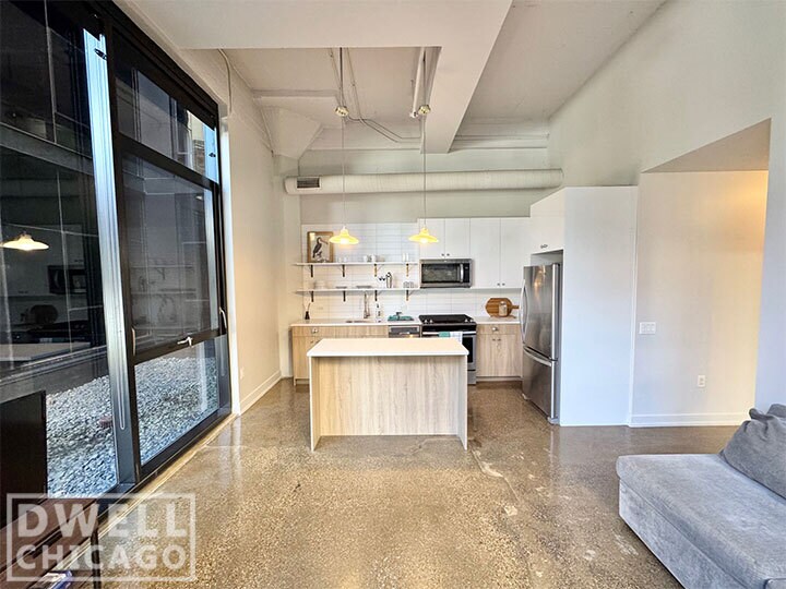 Building Photo - 640 N La Salle Dr