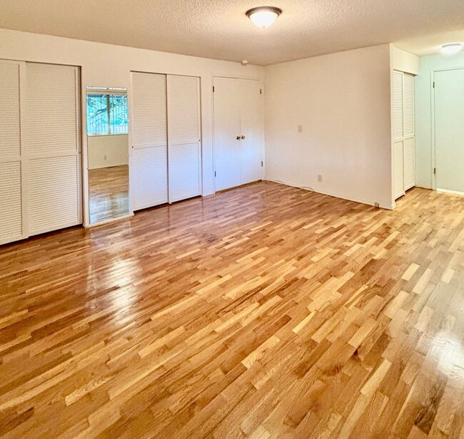 Building Photo - 3 Bed / 2.5 Bath Bellevue rambler $3,895/month