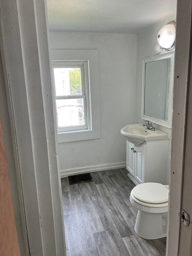 Building Photo - SPACIOUS 3 BEDROOM HOME READY TO WELCOME YOU