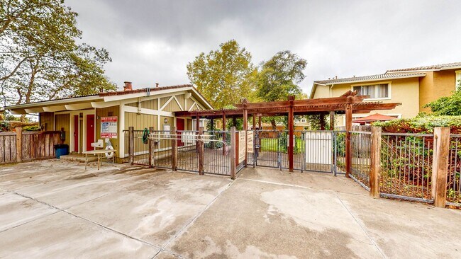 Building Photo - 562 Santa Alicia Dr