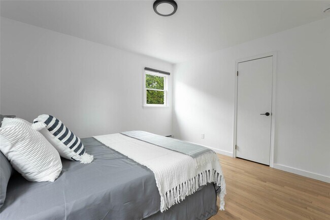 Building Photo - 17 Underhill Dr