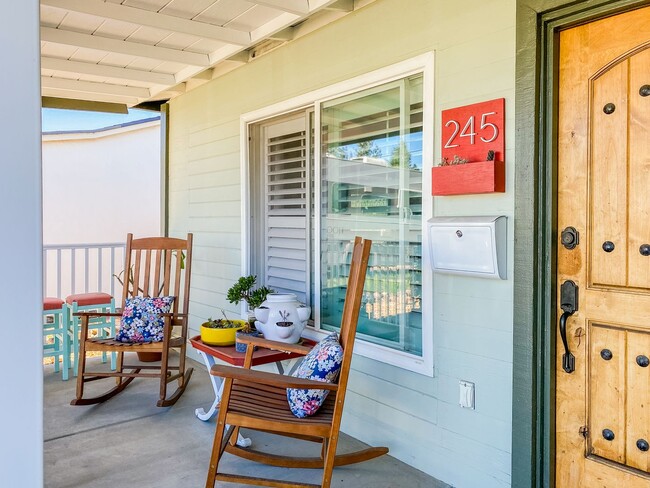 Building Photo - Beautiful Single-Story 2 Bedroom, 1 Bath w...