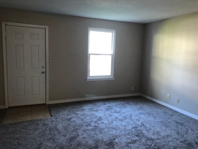 Building Photo - 102 C Kingsbury Ct 1/2 off 1st months rent