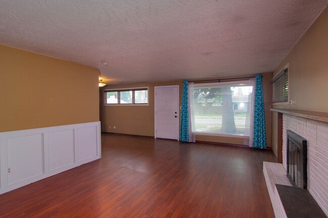 Building Photo - South Hill cute 2 Bed 1 Bath rancher with ...