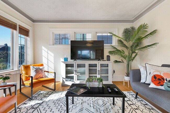 Building Photo - 1005 E Roy St