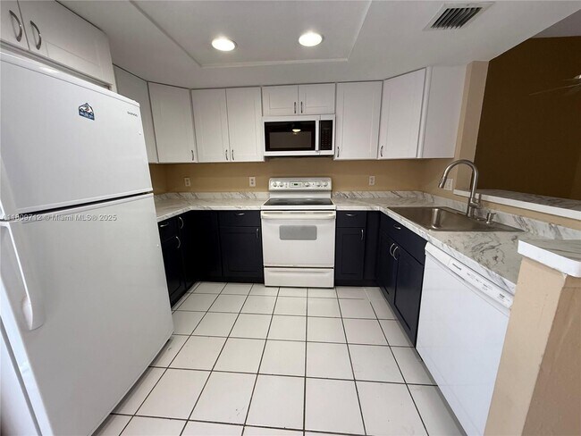 Building Photo - 3208 San Remo Cir