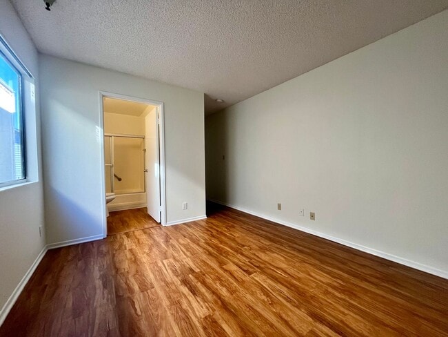 Building Photo - BELLA APARTMENTS: Beautiful 2 Bed - 2 Bath