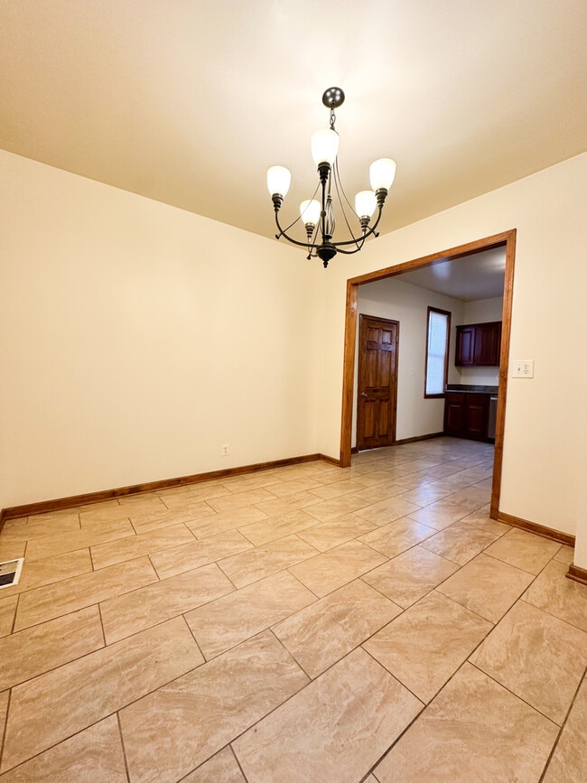 Building Photo - 7532 S Vernon Ave