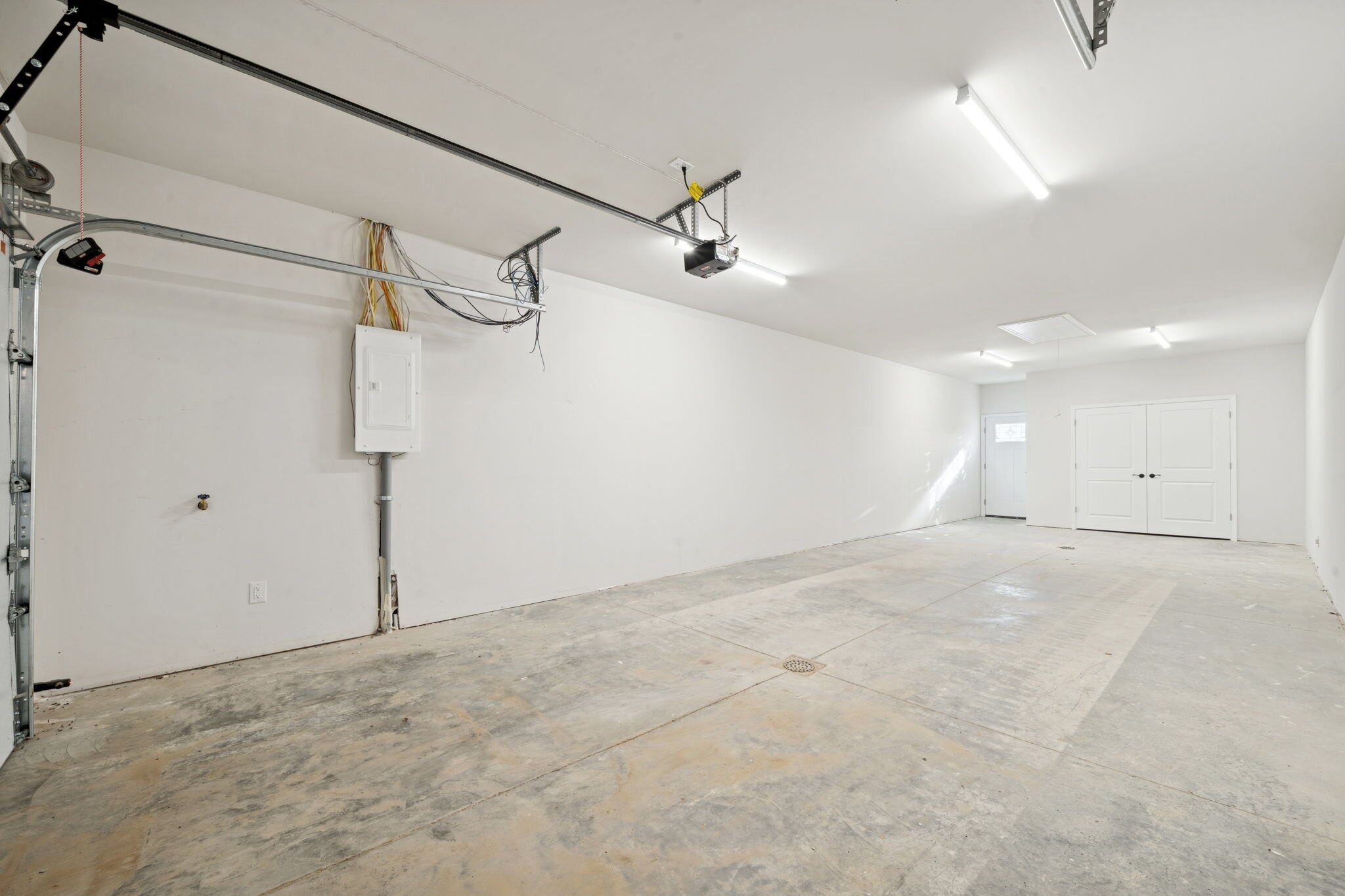 Building Photo - 2215 Lebanon Dr